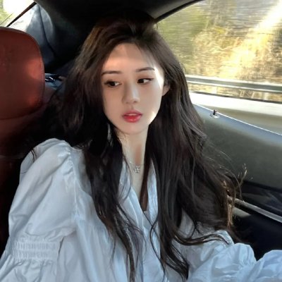 天王之女出道颜值引争议，深夜内幕曝光，被批炫富